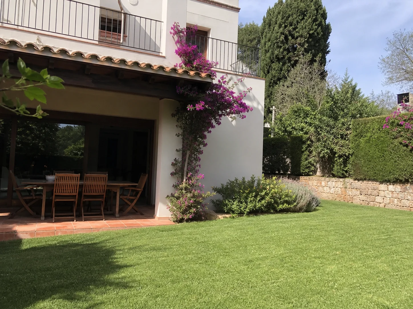 Patio con porche y zona verde